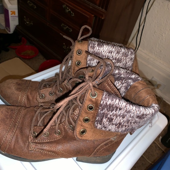 Size 7 boots - Picture 2 of 4